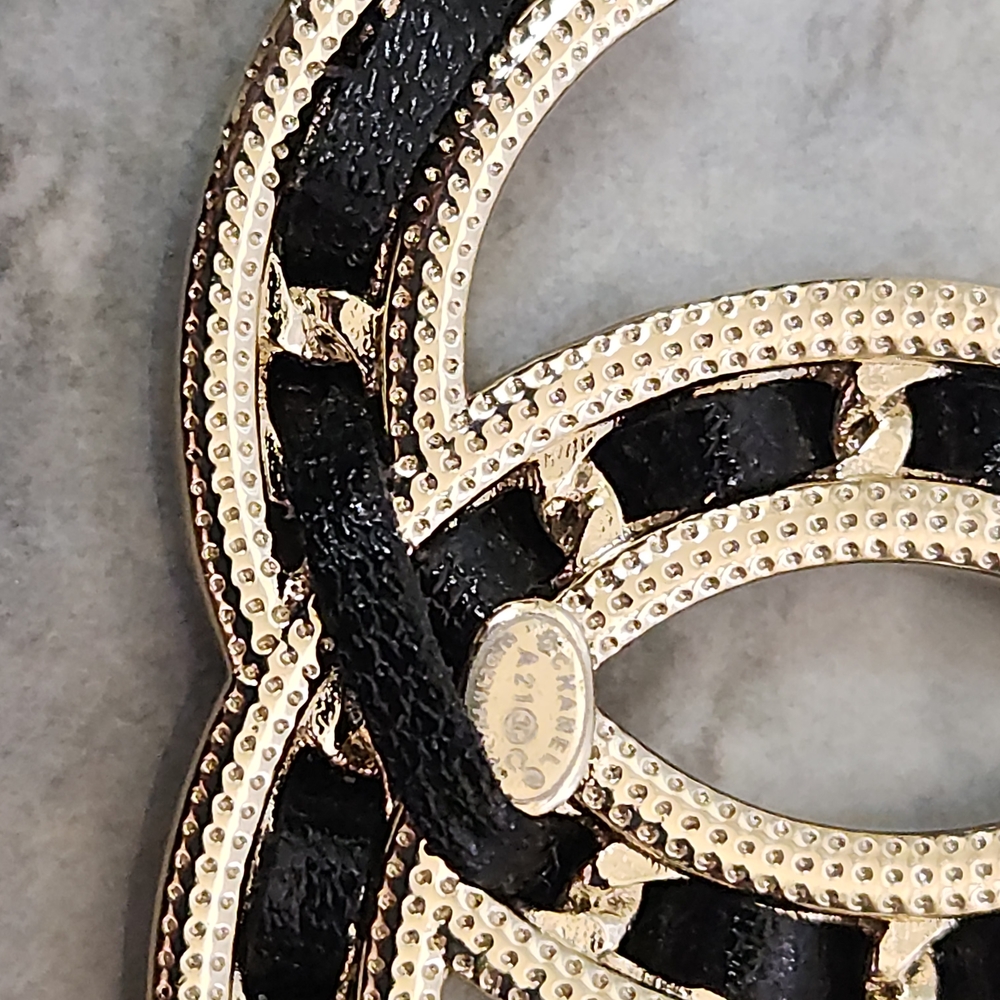 Chanel Beautiful Pearl & Chain CC Logo Necklace in White and Gold ✨️ - Picture 8 of 12